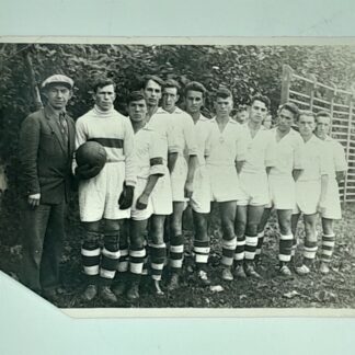 Фотография футбольной команды Локомотив (?) 1930е годы  уголок утерян 18х13 см