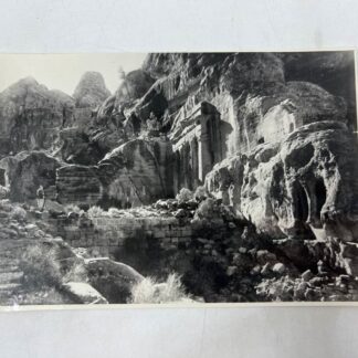 Фотография (копия) древнего скального город Петра в Иордании, который был столицей Набатейского царства. Это изображение относится к ранним фотографическим документациям этого места, запечатлевшим масштабные руины до начала массовых реставраций. 1954 год 17х12 см