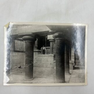 Фотография, которая была опубликована в книге Артура Эванса «Дворец Миноса», документирующей раскопки минойской цивилизации.  Коллонада во дворцеКопия. 1950е годы 19х14,5  см