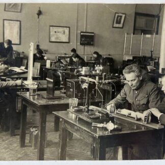 Фотография неустановленой лаборатории 1940е годы. Дефекты на фото. Была наклеена.25,5х18,5 см