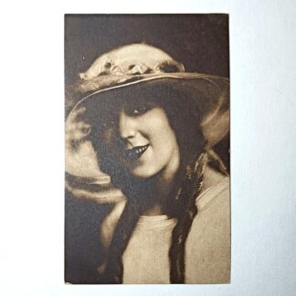 Антикварная открытка «Актриса Мери Пикфорд с косами», 1920-е гг. 14х9см