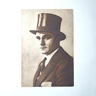 Антикварная открытка «Актер и режиссер Гарри Пиль в цилиндре»,  1920-е гг. 14х9см