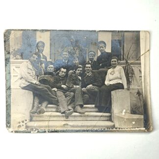 Антикварная групповая фотография «Служащие или учащиеся в форменной одежде», 1919 год, 13х9см